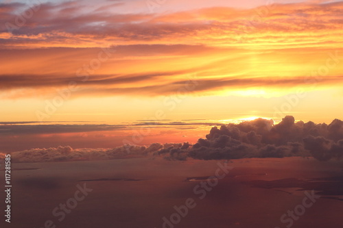 Sonnenuntergang und intensive Wolkenbildung   ber der Ostsee aus dem Flugzeug heraus