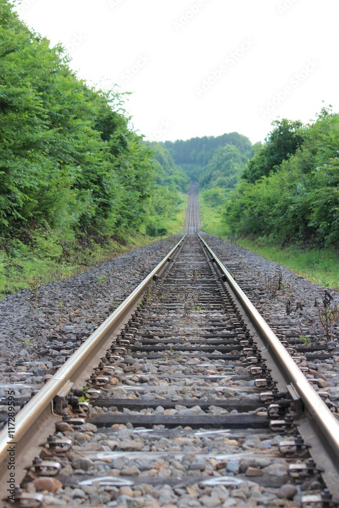 遠くまで続く一本の線路