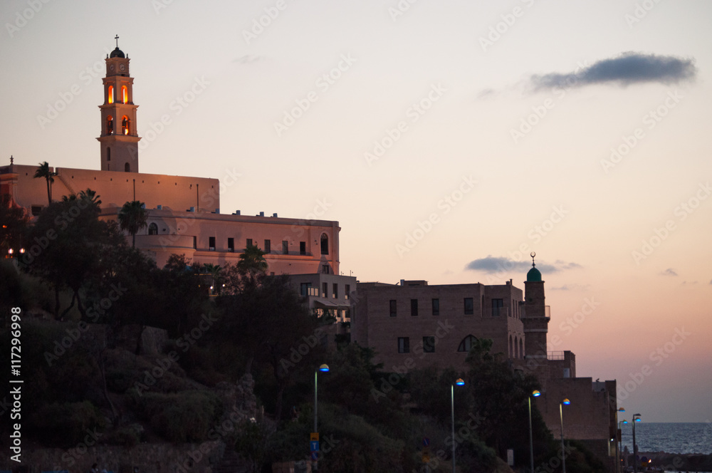 Israele: visita al tramonto della moschea Al Bahr e il campanile della Chiesa di San Pietro nella città vecchia di Giaffa il 31 agosto 2015