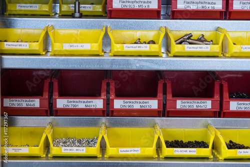 Werkzeugschrang mit Schrauben Sichtboxen in der Industrie