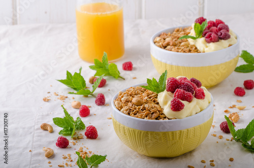 Baked granola with pudding