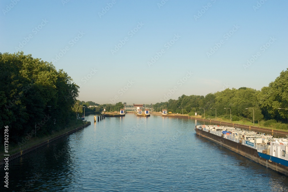 Schiff im Kanal