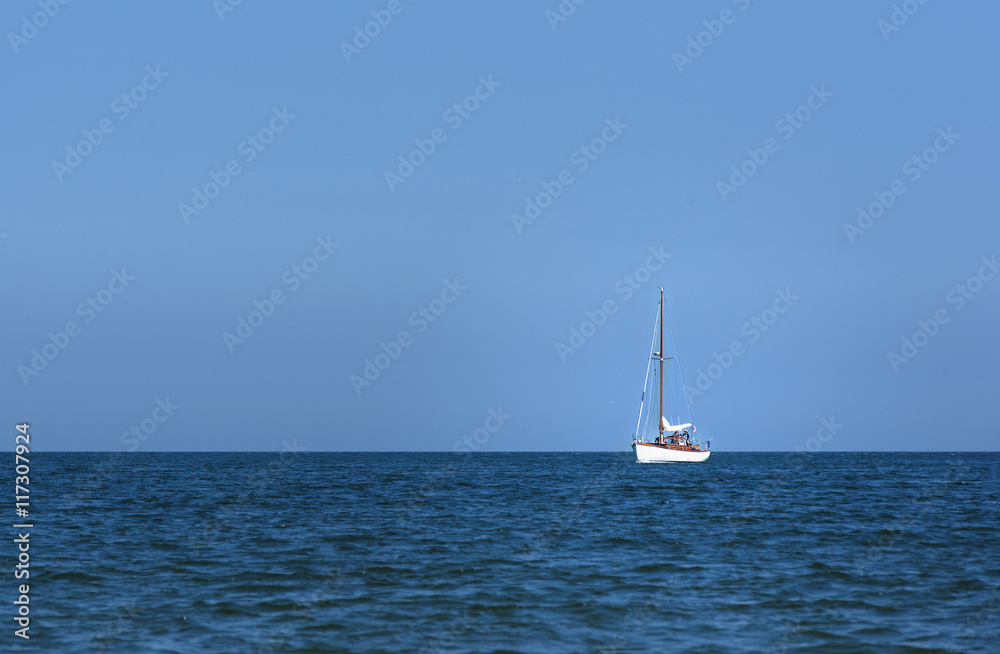 Obraz premium Lonely sailing away to the open sea