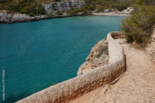 Discesa al mare su strada sterrata photo