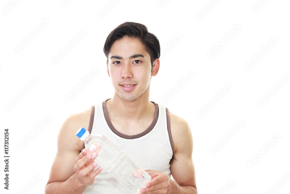 お水を飲む男性 お水を飲む男性
