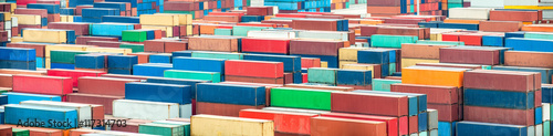 Photography Schiffscontainer werden im Containerterminal verladen