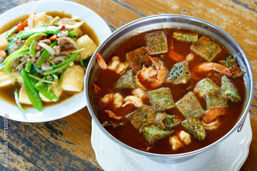 Thai Food : Spicy and Soup Curry with Shrimp and Vegetable Omele