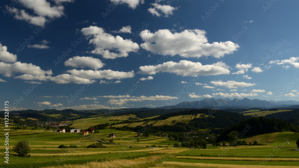 Widok z górami na horyzoncie / widok na Niedzicę z trasy na Czorsztyn
