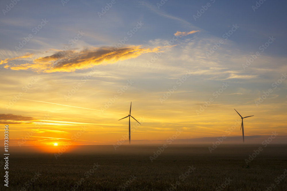 Windkraftanlage im Morgenlicht