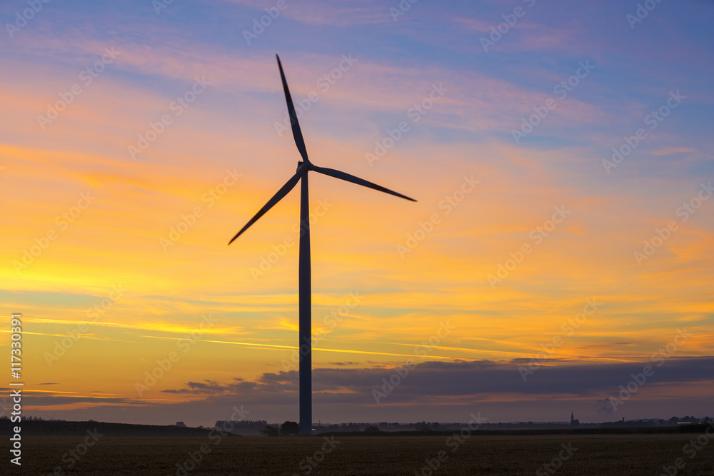 Windkraftanlage im Morgenlicht