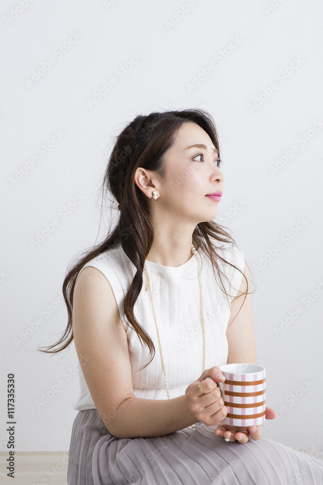 部屋でくつろぐ女性 部屋でくつろぐ女性