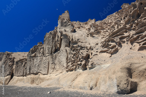 pareti a picco sulla spiaggia di Vlychada - Santorini
