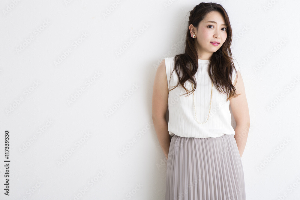 部屋でくつろぐ女性 部屋でくつろぐ女性