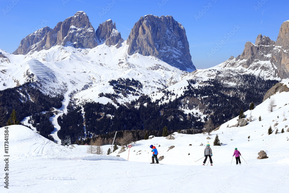 Familie beim Skiurlaub