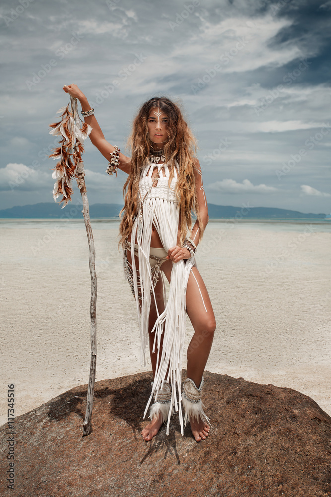 Attractive wild boho woman at beach. Native american style foto de Stock |  Adobe Stock