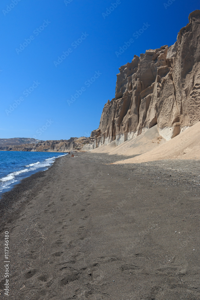 pareti a picco sulla spiaggia di Vlychada - Santorini