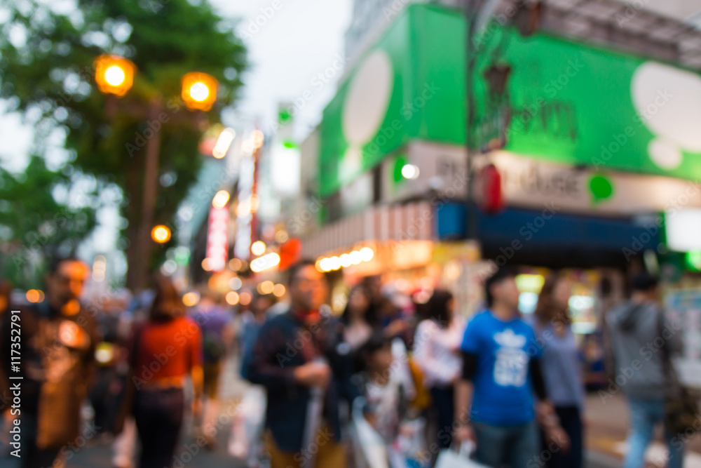 Fototapeta premium Streszczenie tło z zamazanymi ludźmi i centrum handlowe.