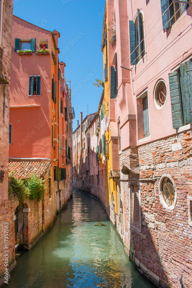 Venise petit canal étroit maisons colorées