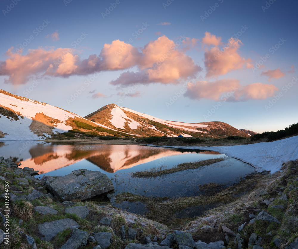 Obraz premium Spring landscape with small mountain lake