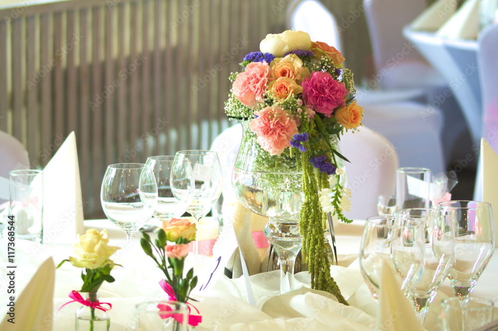 pięknie nakryty stół - stół weselny z piękną kompozycją kwiatową . - obrazy, fototapety, plakaty 