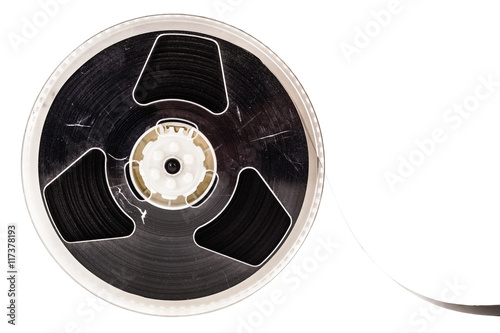 Magnetic tape reel isolated