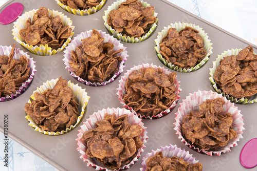 Fotografia Close up image of homemade chocolate cereal cakes in a baking tray