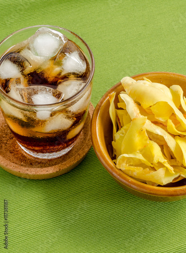 Obraz na płótnie Cola and durian chips fried snack fruit in brown blow on green b w salonie
