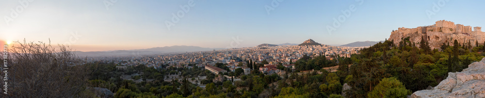 Panorama über das antike und moderne Athen bei Sonnenuntergang