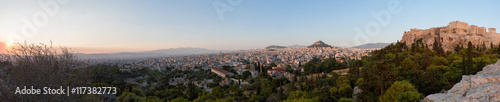 Panorama über das antike und moderne Athen bei Sonnenuntergang