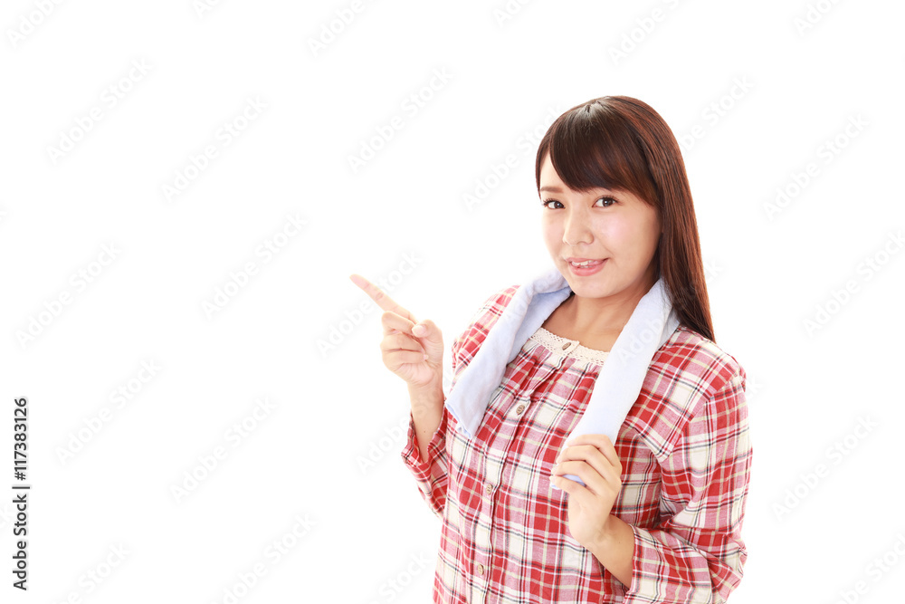 指示する笑顔の女性 指示する笑顔の女性