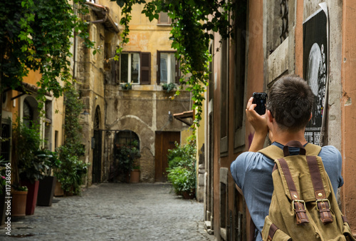 Turista che fa foto a Trastevere, Roma photo