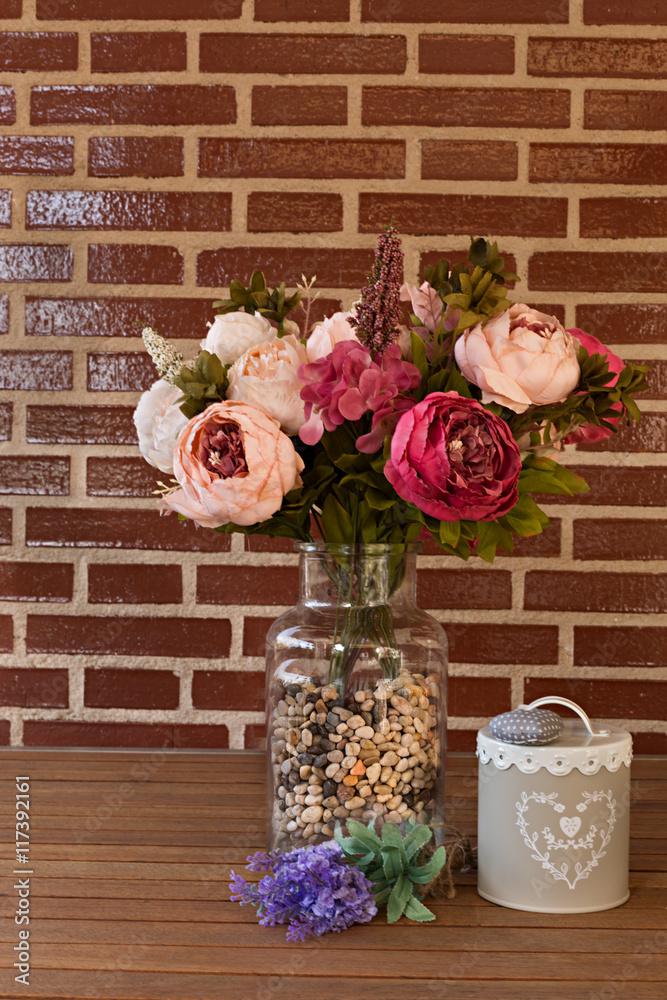 Peonías en florero de cristal con piedras y flores de lavanda. foto de  Stock | Adobe Stock