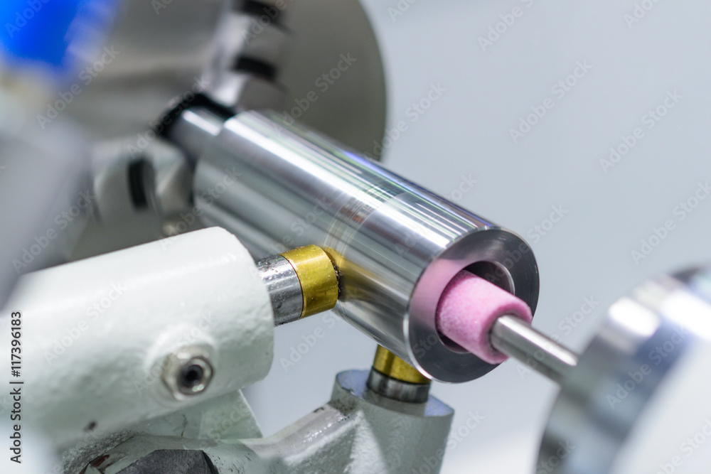 Intragrinding machine during operation. Intragrinding machine during operation.