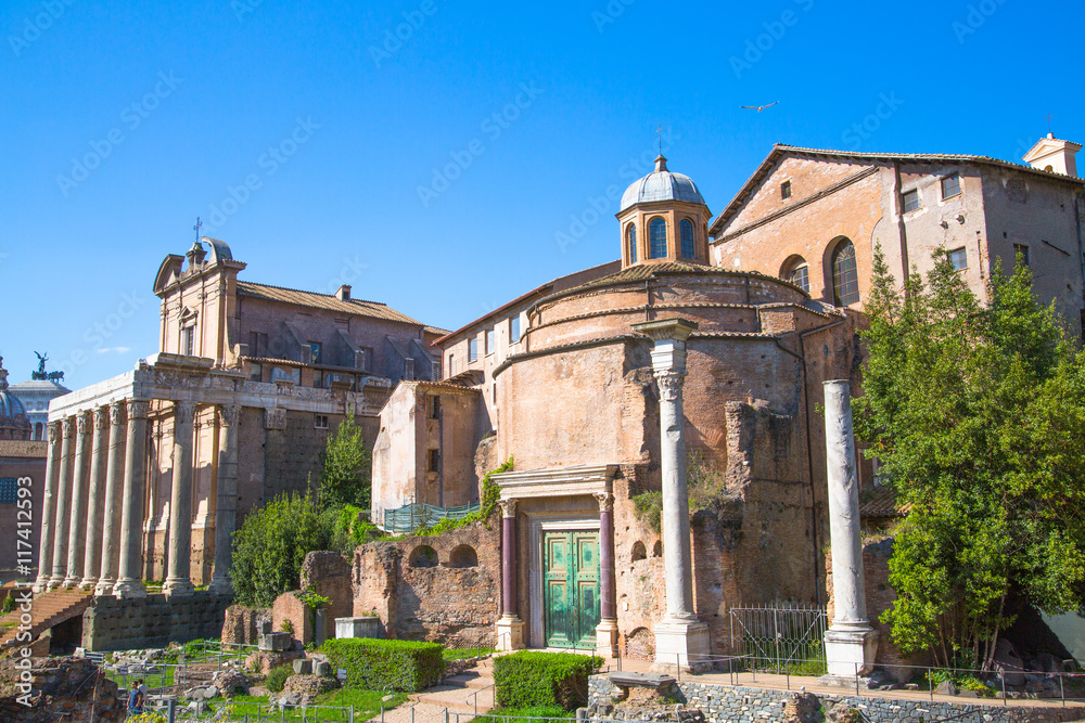 Obraz premium ROME, ITALY - APRIL 8, 2016: Roman's forum with ruins of important ancient government buildings started 7th century BC