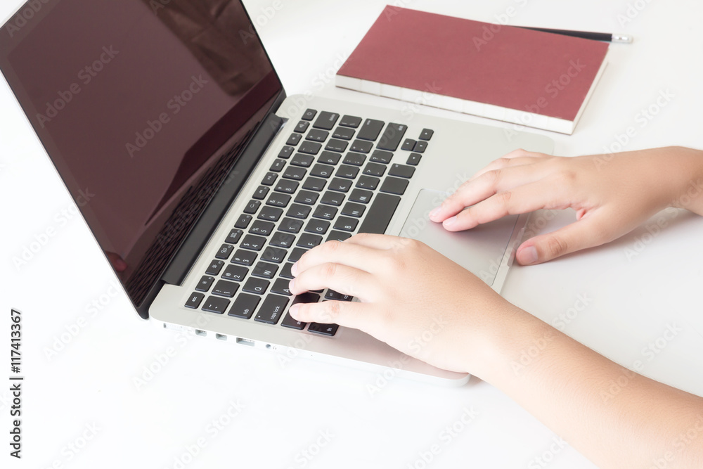 Rear view of business woman hands busy using laptop at office de Rear view of business woman hands busy using laptop at office de