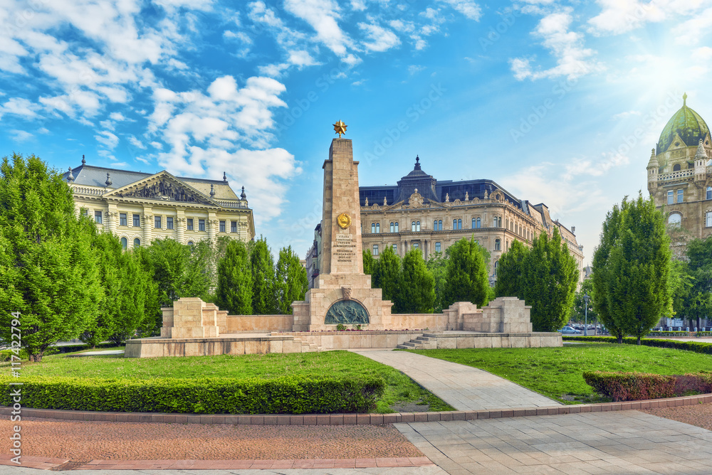 Fototapeta premium BUDAPEST, HUNGARY - MAY 04,2016: Soviet Monument on the Freedom