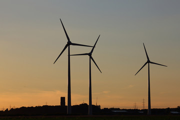 Keuken achterwand Molens Windmolen silhouet bij zonsondergang  © AlexZlat