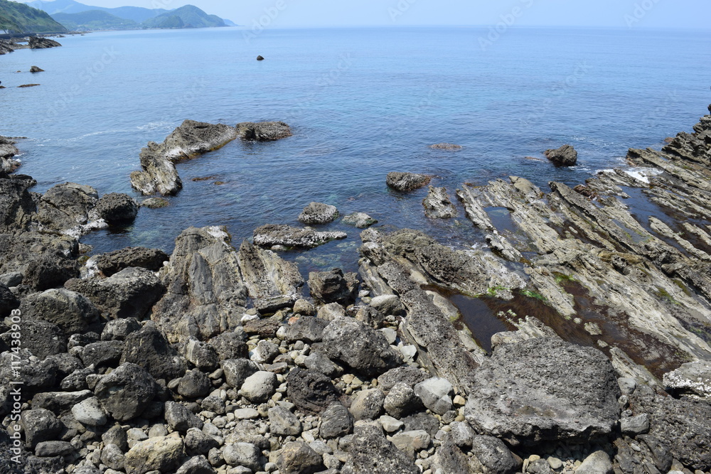 庄内海岸の岩場風景 ／ 奇岩怪石の磯が続く、山形県庄内海岸の岩場風景を撮影した写真です。