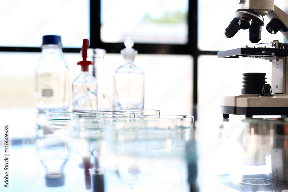 Pracownia biotechnologiczna, mikroskop Pracownia biotechnologiczna, mikroskop