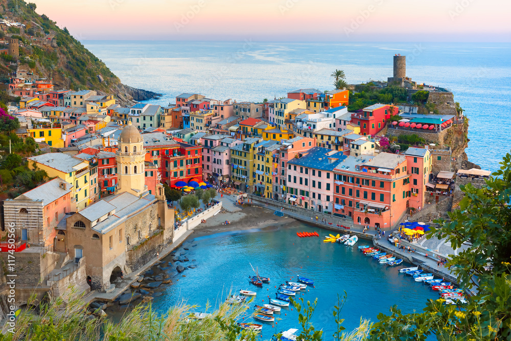Fotografia Aerial view of Vernazza fishing village at sunset, seascape in  Five lands, Cinque Terre National Park, Liguria, Italy su EuroPosters.it
