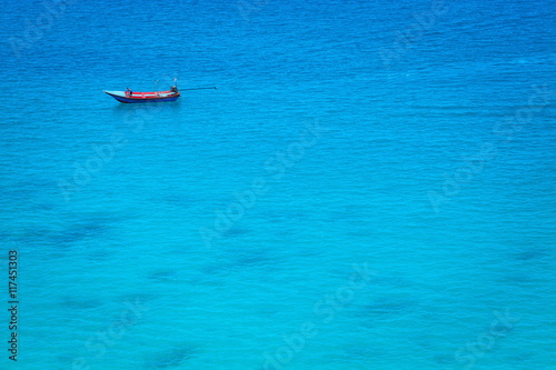 Fototapeta Naklejka Na Ścianę i Meble -  The boat in the azure ocean