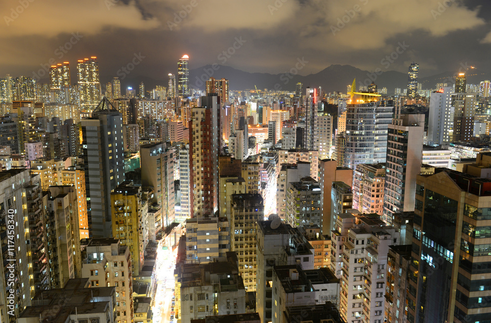 Obraz premium Hong Kong Kowloon Skyline w nocy z Tsim Sha Tsui na Kowloon.