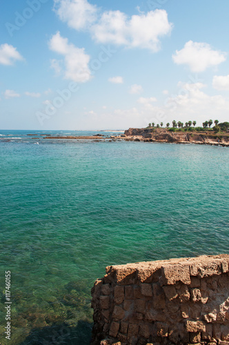 Cesarea Marittima, Israele: Il Mar Mediterraneo e le rovine del parco archeologico nazionale di Cesarea il 2 settembre 2015