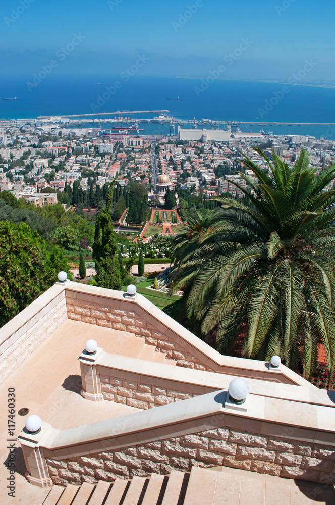 Israele: vista panoramica di Haifa e dei Giardini pensili Bahai il 2 settembre 2015. I Giardini pensili Bahai sono uno dei luoghi di culto della religione monoteistica di origine iraniana Bahai 
