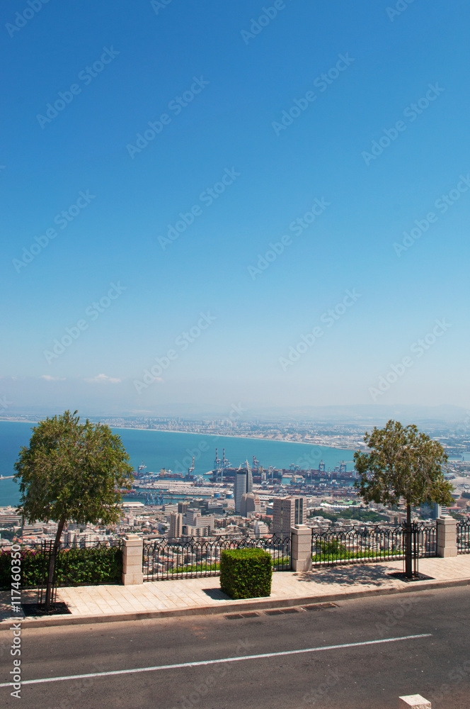 Israele: vista panoramica di Haifa dal Monte Carmelo il 2 settembre 2105. Haifa è la terza città più grande d'Israele, ci convivono arabi ed ebrei