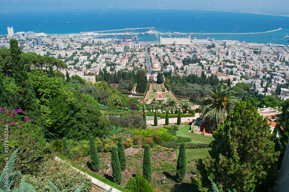 Israele: vista panoramica di Haifa e dei Giardini pensili Bahai il 2 settembre 2015. I Giardini pensili Bahai sono uno dei luoghi di culto della religione monoteistica di origine iraniana Bahai 