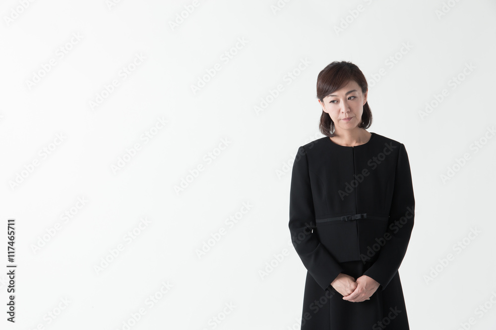 礼服のミドル女性・白バック 礼服のミドル女性・白バック