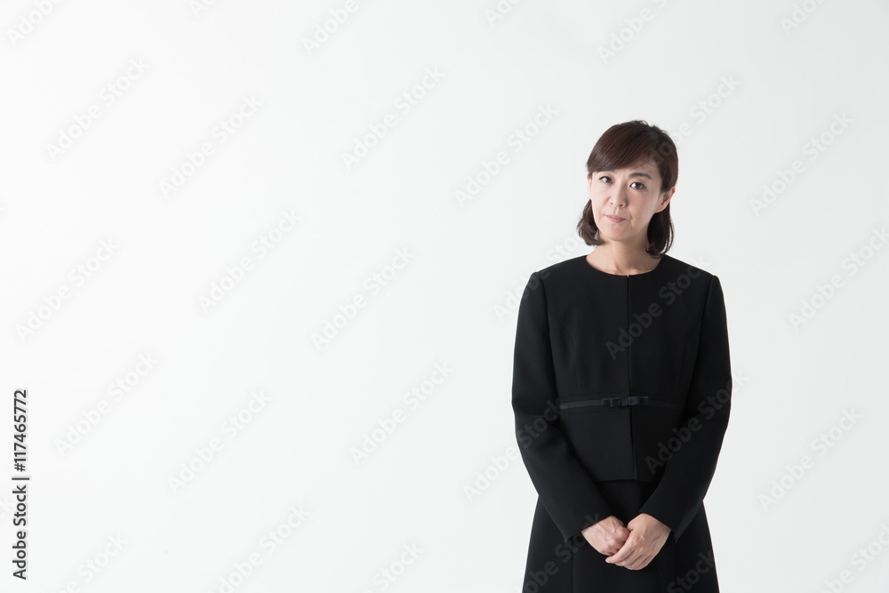 礼服のミドル女性・白バック 礼服のミドル女性・白バック