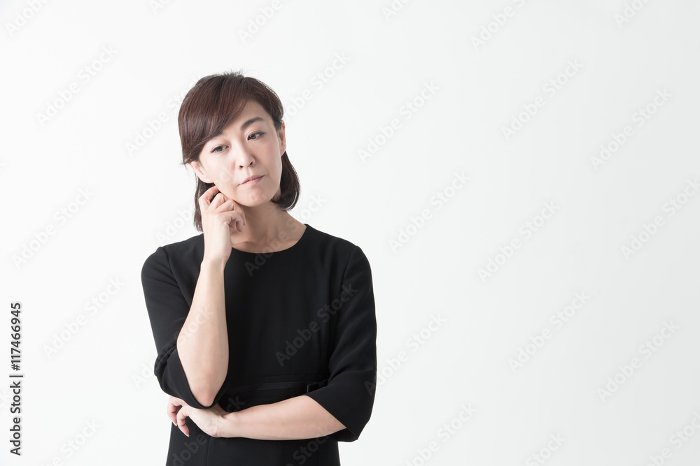 礼服のミドル女性・白バック