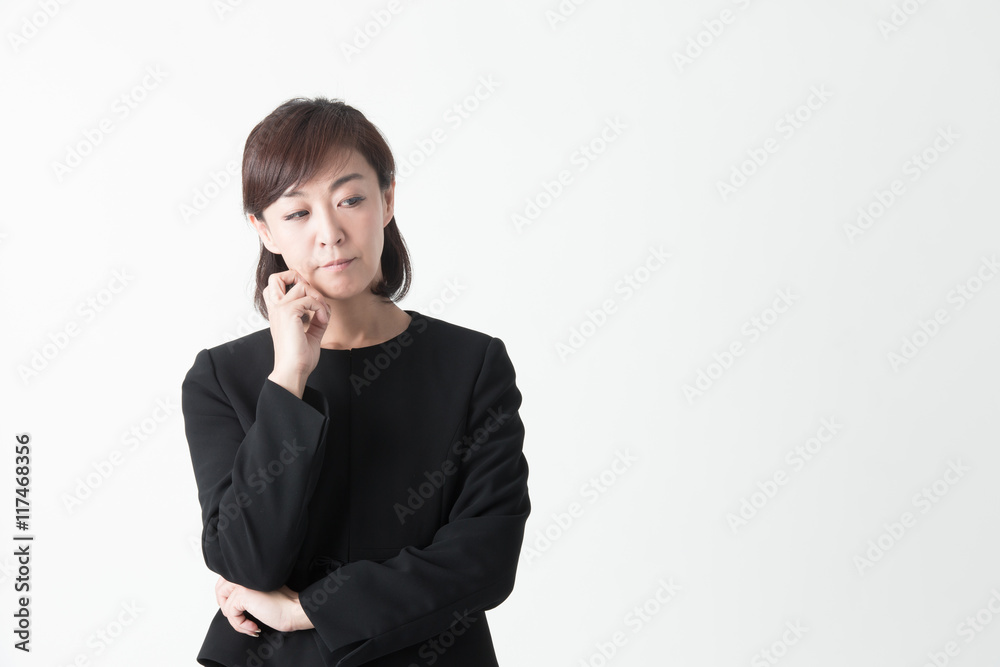 礼服のミドル女性・白バック 礼服のミドル女性・白バック